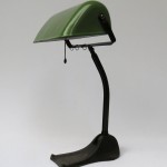 B6 - Bankerlampe, Jugendstil, grün emaillierter Schirm, unter dem Stand bezeichnet: Hellux