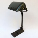 B4 – Bankerlampe Art Deco, dunkelgrün emaillierter Lampenschirm