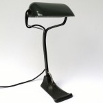 B5 - Bankerlampe Jugendstil, dunkelgrün emaillierter Schirm, bezeichnet ALY