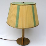 T32 - SOLD - Tischleuchte Art Deco, Messing, Lampenschirm aus der Zeit