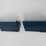 W90 - 1 Paar kubistische Wandleuchten, 60er Jahre, kubistisch, Schirme blau lackiert, Messing