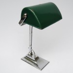 B2 - Bankerlampe Art Deco, verchromt, grün emaillierter Schirm, strenge Form