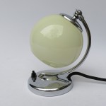 N25 - Nachttischleuchte Art Deco, verchromt, beiger Überfangglasschirm