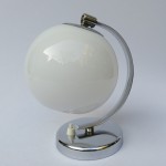 N7 - Nachttischleuchte Art Deco, verchromt, weißer Überfangglasschirm