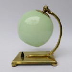 N26 - Nachttischleuchte, Messing, Art Deco, Lampenschirm in einem hellen Grün (Überfangglas)