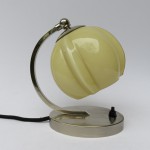 N19 - Nachttischleuchte, Art Deco, vernickelt, beiger Glasschirm in ausgefallener Form - Überfangglas