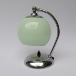 N17 - Nachttischleuchte Art Deco, verchromt, hellgrüner Überfangglasschirm