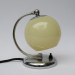 N37 - Nachttischleuchte Art Deco, verchromt, beiger Überfangglasschirm