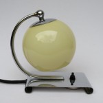 N29 - Nachttischleuchte, Art Deco, verchromt, beiger Überfangglasschirm