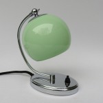 N12 - Nachttischleuchte Art Deco, verchromt, hellgrüner Überfanglasschirm