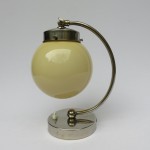 N21 - Nachttischleuchte Art Deco, vernickelt, Glasschirm Überfangglas beige