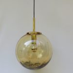 D12 - Deckenleuchte  "Ball", 60er Jahre, Glas, amberfarben mit schwarzen Einschlüssen/Fäden und Luftblasen, Messing