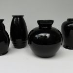 BV6 - 4 Vasen, Art Deco, Frankreich, mundgeblasen, schwarzes Glas (Manganglas)