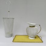 GA5 - Schirmständer, Vase, Tablett, 50er Jahre, im Stil von Mathieu Matégot Metallgeflecht weiß, gelb, Messing