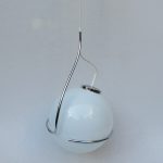 D30 - Deckenleuchte, 70er Jahre, Überfangglas-Kugel Durchmesser 30 cm, verchromte Halterung