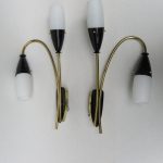 W88 - 1 Paar Wandleuchten, 50er Jahre, schwarz, Messing, Lampenschirme Überfangglas matt, Hersteller LBL, vormals Kandem