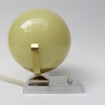 N14 - SOLD - Nachttischleuchte, Art Deco, verchromt, Messing, Lampenschirm Überfangglas beige, ausgefallene Form