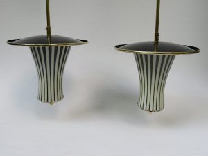 D31 - 1 Paar Deckenleuchten, 50er Jahre, Italien, Überfangglas schwarz/weiß, Messing