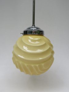 D41 - Deckenleuchte, Art Deco, ausgefallenes beiges Überfangglas, verchromt