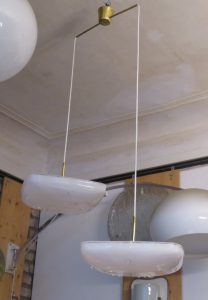D43 - Kaskaden-Deckenleuchte, 50er Jahre, Italien, 2 Plexiglas-Schirme quadratisch, Messing
