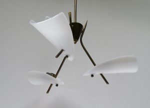 D48 - Deckenleuchte, 50er Jahre, Italien, 3flammig, Messing, Plexiglas weiß
