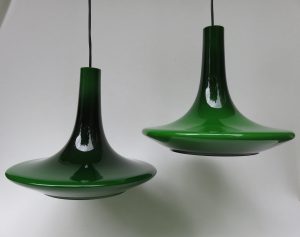 D50 - SOLD - 1 Paar Deckenleuchten, Peill & Putzler, 70er Jahre, dunkelgrün/weißes Überfangglas