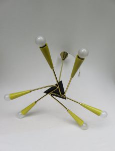 D49 - Deckenleuchte, Italien, 50er Jahre, Sputnik, Messing, Kunststoff gelb, schwarz lackiert