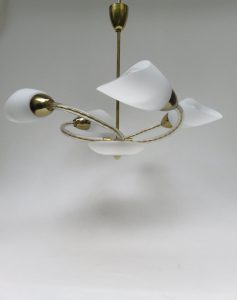 D52 - Deckenleuchte, 40er/50er Jahre, Tschechien, Lampenschirme Überfangglas mattiert, Arme Glas farblos, Messing, 4flammig
