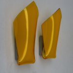 W98 - 1 Paar Wandleuchten, 60er Jahre, Plexiglas gelb mit weiß hinterlegt, grauer Hammerschlaglack
