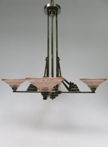 D53 - SOLD - Deckenleuchte, Art Deco, Frankreich, vernickelt, rosefarbene Glasschirme