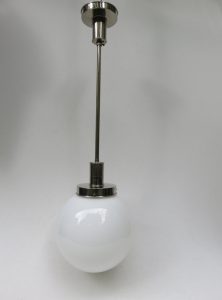 D55 - Deckenleuchte, Art Deco / Bauhaus, Gestänge bez. Dr. Twerdy Original, Glaskugel Überfangglas, Gestänge vernickelt