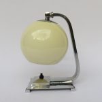 N47 - Nachttischleuchte, Art Deco, Österreich, verchromt, Lampenschirm beiges Überfangglas