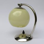 N52 - Nachttischleuchte, Art Deco, verchromt, Österreich, Lampenschirm beiges Überfangglas