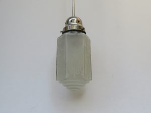 D81 - Deckenleuchte, Art Deco, vernickelt, Lampenschirm geätztes Dekor, bez. Lubin Nancy