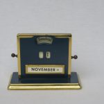 BS46 - SOLD - ewiger Kalender von Jakob Maul , dunkelblau, vermessingt, Art Deco