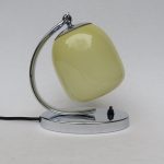 N45 - Nachttischleuchte, Art Deco, verchromt, Lampenschirm beiges Überfangglas, wohl WMF Ikora, unbez. jedoch aufgrund der Fertigungsmerkmale