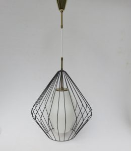D64 - Deckenleuchte, 50er Jahre, Midcentury, schwarzer String-Doppelkegel, Messing, weißes Überfangglas satiniert