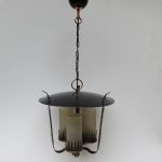 D65 - Deckenleuchte in der Form einer Laterne, 60er Jahre, Kupfer, schwarz lackiert, mattiertes Glas honigfarben, bez. Cosack