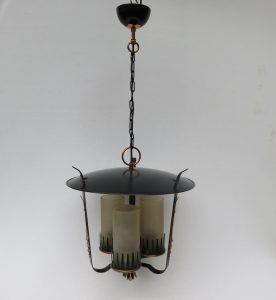 D65 - Deckenleuchte in der Form einer Laterne, 60er Jahre, Kupfer, schwarz lackiert, mattiertes Glas honigfarben, bez. Cosack