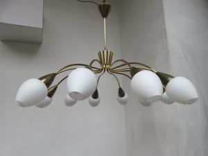 D67 - SOLD - Deckenleuchte, Sputnik, 50er Jahre, 12armig, Messing, Lampenschirme Überfangglas weiß matt