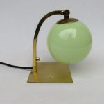 N64 - Nachttischleuchte, Art Deco, Messing, grüner Überfangglasschirm
