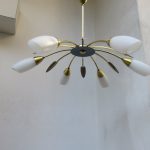 D71 - florale Deckenleuchte, Sputnik, 50er Jahre, Messing, hellgrau, blaugrau, weißes Überfangglas satiniert, 6flammig