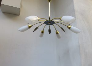 D71 - florale Deckenleuchte, Sputnik, 50er Jahre, Messing, hellgrau, blaugrau, weißes Überfangglas satiniert, 6flammig