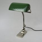 B8 - SOLD - Bankerlampe, Jugendstil, Österreich, vernickelt, Schirm in einem hellen grün, innen weiß emailliert