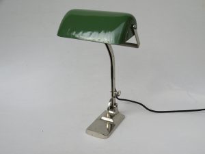 B8 - SOLD - Bankerlampe, Jugendstil, Österreich, vernickelt, Schirm in einem hellen grün, innen weiß emailliert