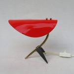 N66 - Nachttischleuchte, 50er Jahre, Tripod, Schrumpflack schwarz, Messing, Plexiglas rot