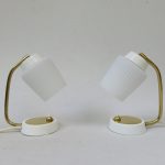 NP95 - 1 Paar Nachttischleuchten, 50er Jahre, Messing, weiß, Überfangglasschirm weiß