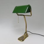B10 - Bankerlampe Jugendstil, vermessing, ausgefallener Email-Schirm in grün, Herkunft: Österreich