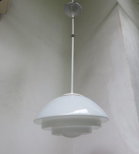 D86 - große Deckenleuchte, Art Deco, Gestänge weiß emailliert, Überberfangglas, Bakelit