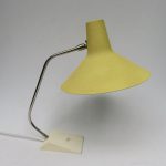 T50 - SOLD - Schreibtischleuchte, 60er Jahre, Schrumpflack hellgrau und gelb, vernickelt